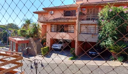 Casa ampla de três dormitórios em Condomínio com Infraestrutura completa