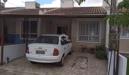 Casa no bairro Hípica, com 2 dormitórios e 2 vagas cobertas, em condomínio fechado com ótima infraestrutura.