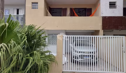 Sobrado com 4 quartos e 2 banheiros para vender por R$ 459.000