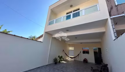 Sobrado com 3 quartos e 2 banheiros em Peruíbe-SP.