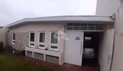 Casa com 5 quartos e 4 banheiros á venda no Xaxim, em Curitiba-PR.