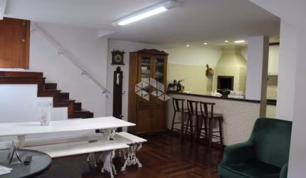 Casa com 4 quartos e 4  banheiro e 1 lavabo no bairro Guabirotuba em Curitiba-PR.