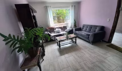 Sobrado com 3 quartos e 3 banheiros no xaxim para vender por R$ 698.000,00