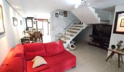 Casa localizada no condomínio Jardim do Prado com 3 quartos sendo uma suíte