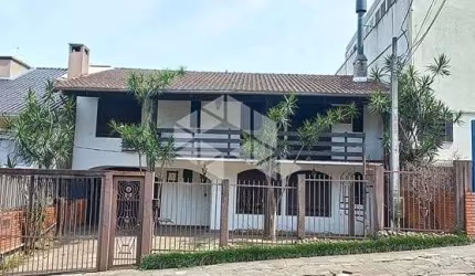 Casa estilo Retrô à venda na Mário totta com 5 quartos, suíte, pátio, lareira e churrasqueira.