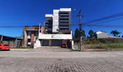 Apartamento semimobiliado, com 63m², 2 dormitórios, 1 banheiro, sacada fechada, churrasqueira, 1 vaga de garagem estendida, Bairro Desvio Rizzo em lu