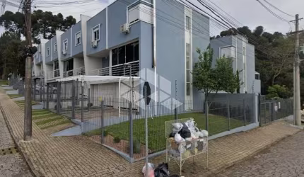 Casa sobrado triplex semimobiliado de 2 dormitórios com 96m2 em Ana Recha, Caxias do Sul