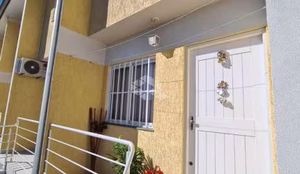 Sobrado com 02 dormitórios no bairro Desvio Rizzo em Caxias do Sul