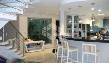 Linda casa em condomínio 04 suites, 207m² privativos com duas vagas lado a lado