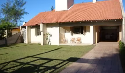 Linda casa de 03 dormitórios com 135m² privatios, lareira, dois banheiros, cinco vagas garagem