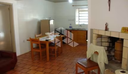 casa de 03 dormitórios com 135m² privatios, lareira, dois banheiros, cinco vagas garagem