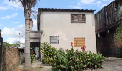 Terreno com 11x55 tendo uma casa ampla. Estrutura em alvenaria.
