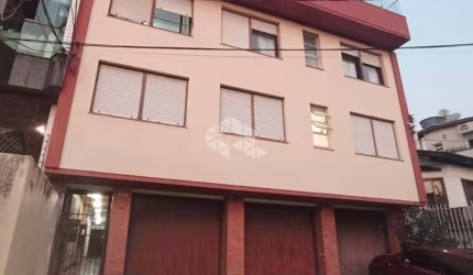 Apartamento térreo com pátio de 2 quartos no Bairro Mont Serrat