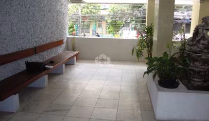 apartamento de 03 quartos, andar alto, elevador, portaria no Centro Histórico