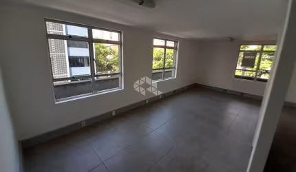 Sala em conjunto comercial para venda na Cidade Baixa.