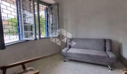 Casa para venda de 4 dormitórios, 2 banheiros no bairro Partenon em Porto Alegre/RS