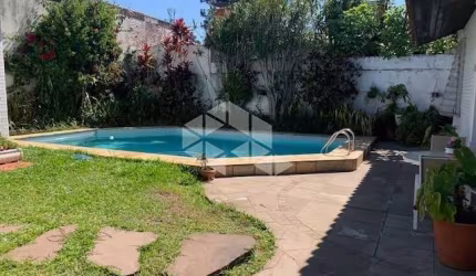 Casa  com 4 Dormitórios e Piscina À VENDA no Bairro Chácara das Pedras
