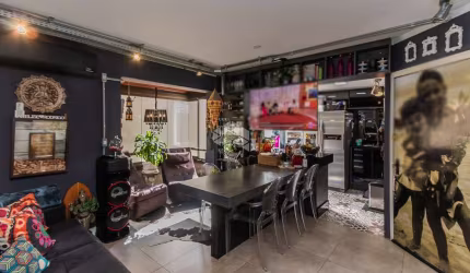 Apartamento de dois dormitórios todo mobiliado com vaga no Bairro Menino Deus