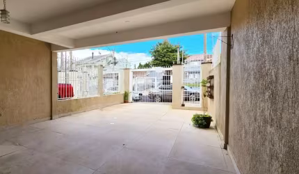 Casa sobrado com 3 dormitórios, suíte, 2 vagas no Jardim Itu em Porto Alegre/RS