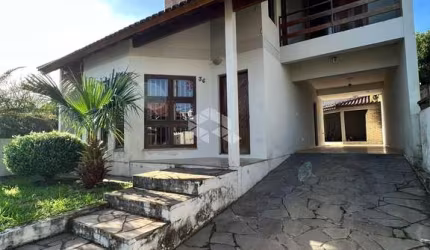 Casa com 03 dormitórios, 01 suíte com cozinha planejada no bairro Bela Vista