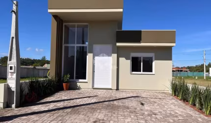 Casa em condomínio terrea com 3 dormitórios.