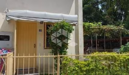 Casa em condomínio na Vila Nova, 02 pisos, 01 dormitório, próximo a Igreja São José da Vila Nova