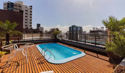 Cobertura com 351.42 m² privativos, com 2 dormitórios sendo 1 suíte, 2 elevadores, 3 vagas de garagens, à venda no bairro Petrópolis