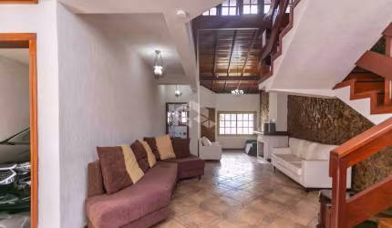 Casa de 5 Dormitórios com Piscina no Jardim Floresta