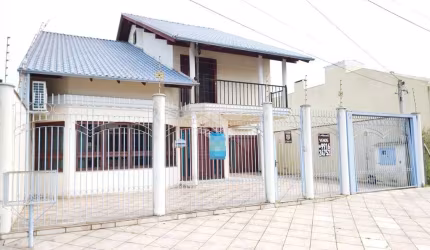 Casa de 03 dormitórios e 3 suítes com 350 m² no Centro de Canoas.