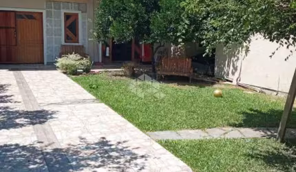 Casa de 03 dormitórios, 01 suíte , 05 vagas, com 154m² no bairro Harmonia em Canoas, com uma loja em frente do imóvel