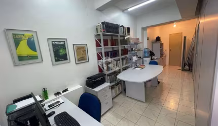 Loja térrea de frente na Av Protásio Alves