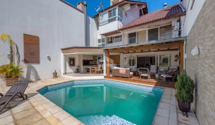 CASA COM 4 SUÍTES e 4 VAGAS - BOA VISTA