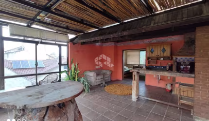 Casa com 4 Dormitórios em Rua Tranquila perto do Bourbon Wallig