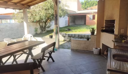 CASA A VENDA NO BAIRRO CARVALHO COM 4 DORMITÓRIOS E PÁTIO