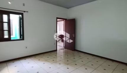 CASA/ SOBRADO COM 210M² 3 DORMITÓRIOS COM VÁRIAS VAGAS - MATHIAS VELHO