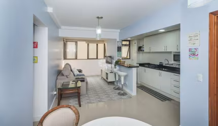 Excelente apartamento de 2 dormitórios com vaga escriturada na Cidade Baixa.