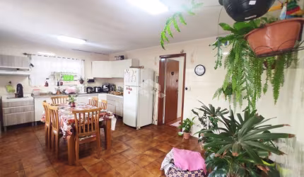 CASA DE 2 DORMITÓRIOS  COM 330M² NO BAIRRO PARTENON