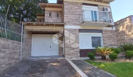 Sobrado Com Pátio imenso de 500m² 3 Dormitórios E 4 Vagas no Teresópolis