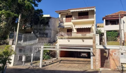 Casa Tradicional 5 dormitórios 4 vagas com pátio no Bairro Santo antônio
