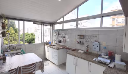 Apartamento de 2 dormitórios, com 2 vagas cobertas, 53m², elevador, no Centro Histórico