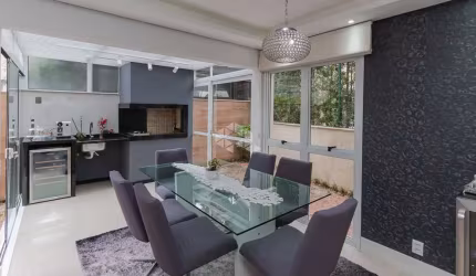 BELÍSSIMA Casa reformada em condomínio, área privativa de 209m²