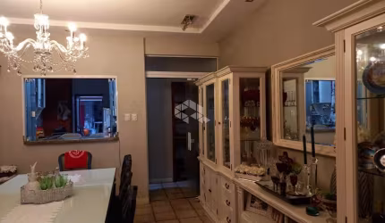 Casa à venda na Cidade Baixa com 5 quartos e amplo espaço de lazer