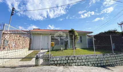 Casa com 3Quartos1 Suíte, Edicula nos fundos, casa com garagem e 3 peças com banheiro.