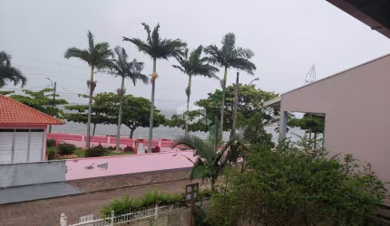 Casa com três dormitórios - 30 metros da praia, bairro Enseada de Brito - Palhoça/SC