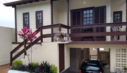 Casa com 4 quatos, em Capoeiras, Florianópolis-SC