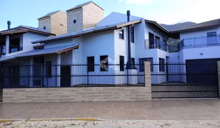 Casa frente para o Mar com 06 quartos e 04 suítes Praia de Fora - Palhoça-RS