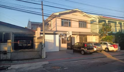 Casa com 4 quartos/dormitórios/área comercial