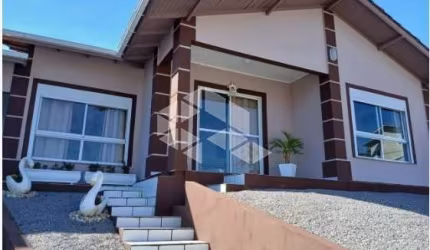 Casa espaçosa e bem localizada em Santo Amaro da Imperatriz