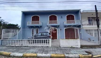 Casa à venda com 4 quartos, 300m², em Coqueiros, Florianópolis-SC