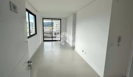 APARTAMENTO NOVO NO BAIRRO PEREQUÊ, EM PORTO BELO, SC, SACADA COM CHURRASQUEIRA, LAVABO, 02 SUÍTES, E 01 VAGA DE GARAGEM.